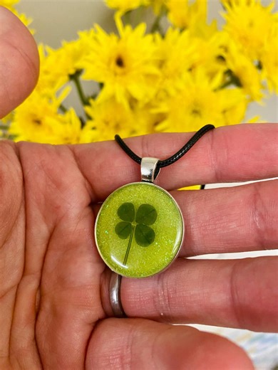 Real Four Leaf Clover Necklace, Handmade Lucky Charm, St Patricks Day Jewelry, Dainty Round Pendant for Purse or Handbags, Good Fortune - Etsy
