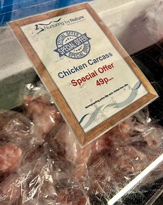 Feeding raw bones… We know it can feel a bit uneasy at first, but here’s how to ease into it: 👉 Start with softer bones like chicken carcass, wings or duck necks—they’re gentle and easy to digest. 👉 Try a teeth-cleaning bone like a marrow bone—perfect for dogs who love chewing! These bones aren’t fully eaten but work wonders for cleaning teeth. 🦷✨ Why Feed Bones? ✅ Keeps teeth clean and gums healthy ✅ Provides essential nutrients like calcium ✅ Satisfies your dog’s natural chewing instinct Le