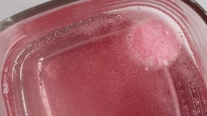 Vitamines. Comprimés effervescents. Comprimé dans l'eau. : vidéo de stock (100 % libre de droit) 3986837381 | Shutterstock