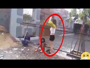 WANITA INI RELA BUKA BAJU DAN CELANA,,DEMI SEORANG ANAK . SUNGGUH AKHLAK MULIA