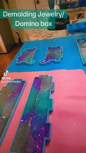 #etsyseller #shiny #multimediaart #resinartist #resinart #glitter #smallbusinessowner #resin #resindemolding | 17SalvoStudios