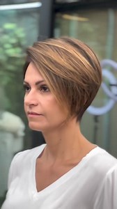 6.6K views · 99 reactions | Tunsoarea bob cu șuvițe pentru doamne aduce un aer modern și sofisticat! ✨ Această combinație elegantă de stil clasic și accente moderne îți pune în valoare frumusețea naturală și îți oferă un look proaspăt și plin de vitalitate.  https://tunsorilamoda.com #tunsori #tunsoribob #frumusete #inspiratiepar #suvite #blond #blondehair #caramel | Tunsori la moda | Facebook