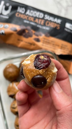 A burst of energy in every last bite 💥 These No-Bake Keto Energy Balls have a little bit of crunch, a touch of sweetness thanks to our date-sweetened chocolate chips, and are the perfect on-the-go snack when you need a quick bite. Snag the recipe below 👇 INGREDIENTS: 1 cup almond flour 1/2 cup nut butter 1/4 cup pure maple syrup 2 tbsp flaxseeds 1/4 cup raisins or cranberries 1/4 cup unsweetened coconut flakes 1/4 cup Hu No Added Sugar Chocolate Chips Pinch of sea salt DIRECTIONS: 1️⃣ Add all 