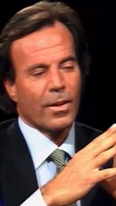ES: Julio Iglesias, símbolo universal de la música, convirtió la tragedia de un accidente que lo dejó postrado en una cama en una fuente de inspiración y determinación. Con disciplina inquebrantable y esfuerzo constante, alcanzó la cima como el mayor artista latino de la historia, conquistando corazones en todos los rincones del mundo. EN: Julio Iglesias, a universal symbol of music, turned the tragedy of an accident that left him bedridden into a source of inspiration and determination. With un