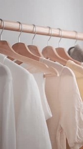 Nahaufnahme weiblicher Hände, die durch hängende: Stockvideos & Filmmaterial (100 % lizenzfrei) 3973085315 | Shutterstock