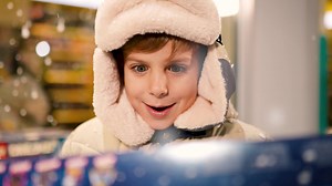 1K reactions · 156 shares | De Crăciun, nu e necesar să fii Moș Crăciun ca să poți face minuni. Magia e în gesturile mici care aduc bucurie celor din jur. Acum, avem o bună ocazie de a ne conecta unii cu alții, de a împărtăși, de a fi mai atenți la ceilalți și mai de ajutor în comunitatea din care facem parte. Fiecare gând bun și plin de căldură contează. Mereu alături, creăm amintiri. La mulți ani și Crăciun fericit! | Moldindconbank | Facebook