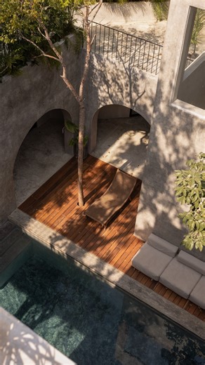 Always denim 👖 Always gets to transform and now with a strapless shirt that you can't miss! From 1 to 10, how do you like this look? | TNS Worldwide