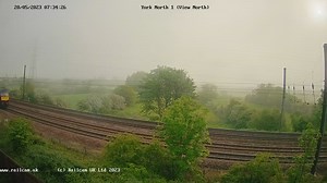😶‍🌫️Ploughing through the morning fog, West Coast Railways #LMS Royal Scot Class No. 46115 'Scots Gardsman' leads #Class47 47746 'Chris Fudge 29.7.70 - 22.6.10' with The Railway Touring Company's The Edinburgh Flyer.🚂 ℹ️ 1Z30 #York to #EdinburghWaverley 🎦 #YorkNorth 📅 20/05/23 | Railcam