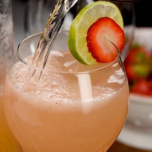 STRAWBERRY & LIME MOSCATO PUNCH has the sweet flavor of your favorite wine with a great strawberry lime kick! This is an easy cocktail recipe, perfect for entertaining! RECIPE--> http://bit.ly/StrawberryLimeMoscatoPunchVBR | Very Best Recipes