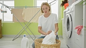 Junge blonde Frau, die sauberes Handtuch: Stockvideos & Filmmaterial (100 % lizenzfrei) 1108831181 | Shutterstock