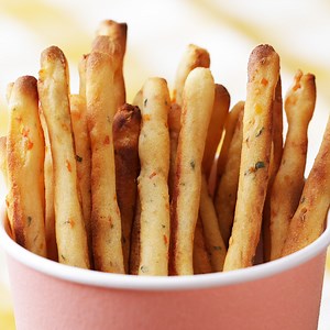 Tasty Japan-人気No.1簡単料理・幸せレシピ on Instagram: "あのお菓子を再現！？自家製ポテトスナック ㅤㅤㅤㅤㅤㅤㅤㅤㅤㅤㅤㅤㅤ 作ったら #tastyjapan をつけて投稿してくださいね！✨ ㅤㅤㅤㅤㅤㅤㅤㅤㅤㅤㅤㅤㅤ レシピはこちらをご覧ください♪ ㅤㅤㅤㅤㅤㅤㅤㅤㅤㅤㅤㅤㅤ 自家製ポテトスナック 2人分 ㅤㅤㅤㅤㅤㅤㅤㅤㅤㅤㅤㅤㅤ 材料： じゃがいも 150g にんじん（細かいみじん切り） 15g 薄力粉 大さじ1 コンソメ 小さじ1 ドライパセリ 小さじ1/3 塩 少々 ㅤㅤㅤㅤㅤㅤㅤㅤㅤㅤㅤㅤㅤ 作り方： 1.オーブンは200℃に予熱しておく。 ㅤㅤㅤㅤㅤㅤㅤㅤㅤㅤㅤㅤㅤ 2.じゃがいもは皮をむいて薄くスライスする。ボウルに入れ、ふんわりラップをかけて600Wの電子レンジで5分ほど加熱し、取り出して熱いうちに潰す。 ㅤㅤㅤㅤㅤㅤㅤㅤㅤㅤㅤㅤㅤ 3.にんじん、薄力粉、コンソメ、ドライパセリ、塩を加えてよく混ぜ合わせる。 ㅤㅤㅤㅤㅤㅤㅤㅤㅤㅤㅤㅤㅤ 4.(3)をジップ付き保存袋に入れてめん棒で平らに伸ばし、包丁で5mm幅、10cm長さの棒状に切る。 