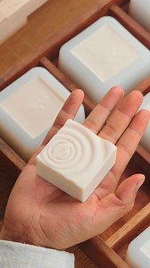 Ancient Formula Reborn | How Goat Milk and Silk Are “Woven” into a Handmade Divine Soap 🔹 Description: A thousand-year-old formula comes back to life as goat milk and silkworm silk meet coconut oil, slowly “woven” together through traditional handmade soap-making. Using time-honored techniques and gentle low-temperature processing, silk proteins are released, goat milk retains its natural richness, and coconut oil forms a smooth, nourishing base. This process is not rushed — every step respects