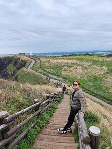 ဂျယ်ဂျူးကျွန်းရဲ့ အရှေ့ပိုင်း East Coast , Jeju Special Self-Governing Province မှာရှိတဲ့ Seopjikoji ဆိုတဲ့ ကျွန်းဆွယ်လေးက နှစ်စဉ်လာရောက်လည်ပါတ်သူတွေအများအပြားရှိတဲ့ romance ဖြစ်တဲ့နေရာလေးပေါ့နော် 🌊 Korea Vlog ( Epi : 5 - Jeju Seopjikoji ) #seopjikoji #jeju #southkorea | Siraveller - Travel with SiThu