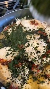 Cook along with me as I prepare this delicious recipe: chicken breasts with white wine, sun dried tomatoes, lemon, onions, garlic and basil. You can make it for dinner tonight and be loved for it. It’s one of my favorites! Cocina conmigo mientras preparo esta deliciosa receta: pechugas de pollo al vino blanco, tomates secos, limón, cebolla, ajo y albahaca. Puedes prepararlas para cenar esta noche y te amarán. ¡Es una de mis comidas favoritas! | Laura Posada Life Style