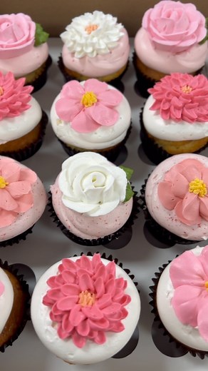 Bouquet of flower cupcakes💐💐#cupcakes #cupcake #cupcakestagram #cupcakesofinstagram #bakery #dessert #desserts #dessertsofinstagram #buttercream #cake #cakedecorating #cakesofinstagram #hudsonvalley #hveats #bestofthehudsonvalley #newyork #newyorkbakery #thingstodoinnewyork #trending #explore #explorepage #viralvideos #foryou #flowercupcakes #flowers | The Cakery Fishkill