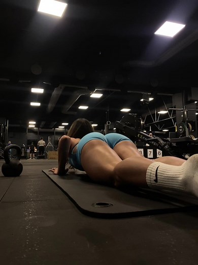 Something about having a ripped back 🥰 #gymgirls #gymmotivation #backgains #gymrat #gymlife #glutes #gluteworkout #yoga #stretching #yogaflow #yogaflow