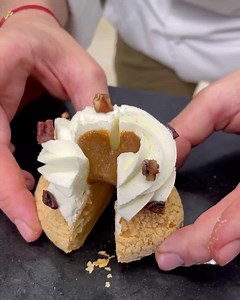 Here is one of my favorite pastries by chef @nicolas_lambert, and I am sure you will love it as well😇. You can’t be wrong with vanilla, caramel, and pecans! The chef’s puff pastry has no added colorants, no chocolate decoration, or gold leaves; instead, it enchants everyone with well-combined colors and textures. If you are passionate about elegant and modern French pastry fashion🌟, I invite you to join the online course “Three Modern French Pastries” by Nicolas Lambert, which starts on July 2