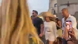 Jennifer Lopez e Ben Affleck a #Capri: accolti tra selfie e applausi dei fan (Credit: Anna Piaggi) | Tele Club Italia