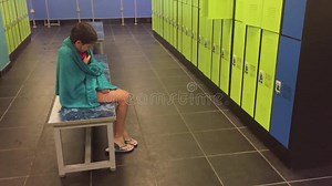 L'adolescente De Fille Dans Le Vestiaire S'essuie Avec Une Serviette Les Cabines Pour Changer Vêtx Après Le Mouvement Lent De Pis Clips Vidéos - Vidéo du essuie, sport: 99684025