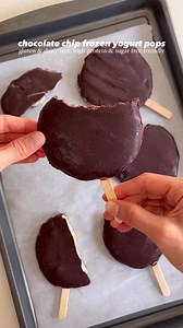chocolate chip frozen yogurt popsicles 🫶🏼they’re gluten free, dairy free, and refined sugar free, and can even be made sugar free and high protein! recipe in the comments. #popsicle #homemadepopsicles #frozendessert #nobakedessert #frozenyogurt #dairyfreedessert #sugarfreedessert #vegandessert #refinedsugarfree #lowcarbdessert #ketodessert #highproteindessert #proteinyogurt #summerdessert #easydessert #healthydessert #easyhealthyrecipes #guiltfreedessert #kidfriendlyfood #froyo #icecream #choc