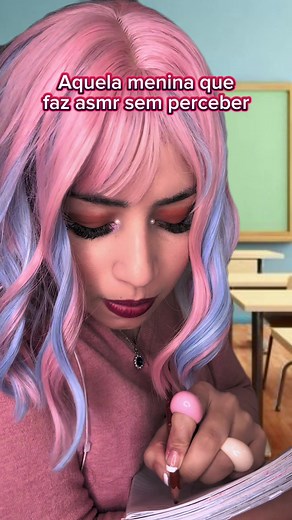Menina fazendo ASMR sem perceber na escola