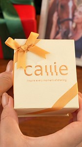 💖Detta hestesko-halsband ger skydd och lycka, medan sadeln representerar bandet du delar med din häst. Personligt anpassat just för dig, det är ett smycke som bär både mening och skönhet. | Callie Sweden