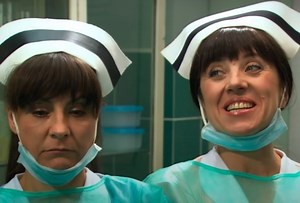 Pamiętacie kultowy serial „Daleko od noszy”? Każdy uwielbiał teksty siostry Basen