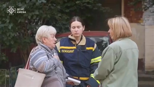 🔴Le Service d'urgence de l'État a diffusé des images des suites des attaques nocturnes sur Kiev. Les bombardements ont fait deux morts, dont un enfant. Vingt autres personnes ont été blessées, dont sept sont hospitalisées, dont une femme enceinte. Selon le maire Vitali Klitschko, des personnes pourraient encore être coincées sous les décombres dans le district de Sviatoshynskyi. United24 | Actualités Géopolitiques