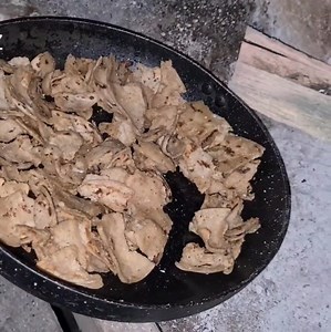 4K views · 66 reactions | Visité a los niños huérfanos_ en el camino llantos de dolor me hacen entrar asu casa_ en el suelo_ | Valeria Aguilera | Facebook