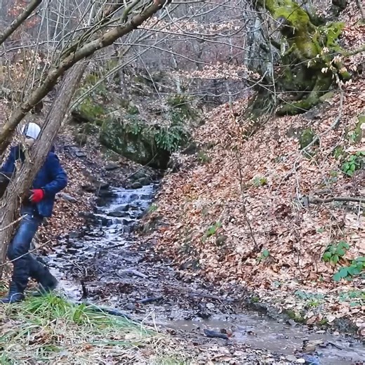 Building a house from pallets near the river.#bushcraft #adventure #outdoors #survival #camping #cabinlife #cabincrew #wilderness #logcabin | Mountain Cabins