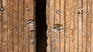 Primer plano de una puerta antigua: video de stock (totalmente libre de regalías) 3882069323 | Shutterstock