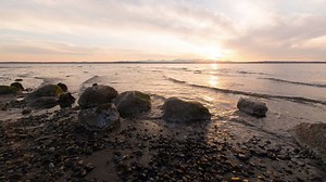 Sunset vibes on the shores of Golden Gardens. How was your first #SeattleSunday of the spring, Huskies? | University of Washington