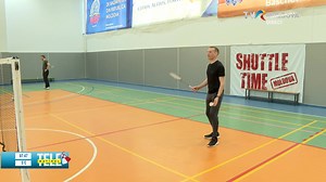 3.8K views · 18 reactions | BENEFICIILE PRACTICĂRII BADMINTONULUI  Badmintonul e un sport ce ne ajuită să ardem, într-o oră, în jur de 500 de kilocalorii. Iar în timpul unui meci, un jucător de badminton poate alerga mai mult de doi kilometri, în ciuda dimensiunilor mici ale terenului. Cel mai lung meci de badminton a fost înregistrat la Campionatul Mondial din anul 1997, și a durat 2 ore și 4 minute. | Tele Matinal | Facebook