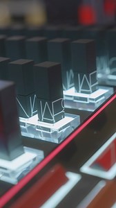 哪一種唇色最代表 鄭欣宜 Joyce Cheng 的性格？原來她最想挑戰的竟然是古裝妝容！為了慶祝 NARS Cosmetics 於香港成立20周年，她出席品牌期間限定店展現最新唇妝造型，限定店更表示品牌特别版NFT。Joyce亦向《Vogue》Hong Kong分享不同扮靚心得，盡顯唇膏給女性的力量。 Producer: Ceci Wong Video Production: Matthew Ma #voguehkbeauty | Vogue Hong Kong | Facebook