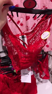 3.9K views · 60 reactions | Den žen je za dveřmi  Přemýšleli jste už nad dárky? Pokud ne, určitě si prohlédněte našeho průvodce dárky a objevte dokonalé překvapení  | Sinsay | Facebook