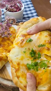 Recette facile des calzones (la meilleure pâte ) 🍕Calzone pizza 🍕 Ingredients 3 cups A.p flour 1 Tbsp yeast 1 tsp sugar 1Tbsp oil 1/2 cup warm milk 1 egg 1 Tbsp soft butter Warm water to finish kneading the dough Pizza sauce Mozzarella Salami Olives and tuna 🍕Leave the dough to rise 1 h 🍕Bake it at 180 degree celcius about 15 to 20 min _______________🍕🍕________________ Ingrédients 3 tasses de farine 1 cuillère à soupe de levure 1 cuillère à café de sucre 1 cuillère à soupe d’huile 1/2 tass