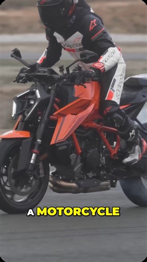 𝐆𝐞𝐭𝐭𝐢𝐧𝐠 𝐫𝐚𝐢𝐧𝐞𝐝 𝐨𝐧 𝐰𝐨𝐧’𝐭 𝐬𝐭𝐨𝐩 𝐮𝐬 𝐟𝐫𝐨𝐦 𝐠𝐢𝐯𝐢𝐧𝐠 𝐲𝐨𝐮 𝐚 𝐫𝐞𝐯𝐢𝐞𝐰 𝐨𝐧 𝐭𝐡𝐞 𝟐𝟎𝟐𝟒 𝐊𝐓𝐌 𝟏𝟑𝟗𝟎 𝐒𝐮𝐩𝐞𝐫 𝐃𝐮𝐤𝐞 𝐑 𝐄𝐕𝐎 ⛈️ We’ll keep it short and sweet 😉 🔗 Click the link in our bio to stay updated on all our latest moto news 🏍️ . . . . . . . #Motorcycles #Racing #Motorcycle #BikeTok #Motorbike #MotorcycleLife #MotorcycleLovers #MotoGP #MotorcycleDiaries #MotorcycleReview #BikeLife #Explore #TwoWheels #BikerLife #MotorcyclesofInstagram #Motorc