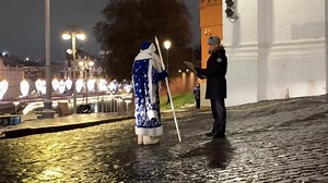 62K views · 3.1K reactions |  Le grand sapin du Nouvel An est arrivé au Kremlin de Moscou, escorté par le Père Gel, le Père Noël russe.  : TASS | Ambassade de Russie en France / Посольство России во Франции | Facebook