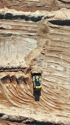 Evan deleting an unnecessary bench ahead of the hoe ✂️ More turnaround room for the trucks next pass = quicker, safer job. • #heavyequipment #earthmoving #mining #betterdirtworld #caterpillar #dozer #bulldozer #heavyequipmentoperator #excavation #excavator | Woods Dirt Contractors