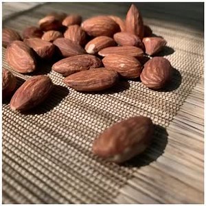 October 22 is National Nut Day! 😋 Are nuts skin allergens? #SkintelSunday #skintelligence #internationalcoffeeday 😇 While you might be allergic to them as food, many nuts like peanuts are not top contact allergens. Skin and food allergies involve different cells and don’t always correlate (get a patch test for skin allergies and a prick test for food). We asked nutritionist Ginny Sinense-Marksl, RN-D for more nutty info: 🥜 Nuts are incredibly rich in some of the most essential nutrients and h