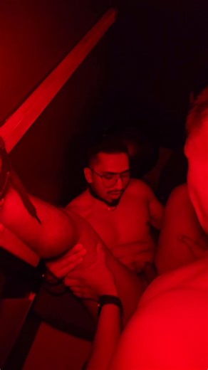 Entramos buscando intensidad…el ambiente, la oscuridad, la luz roja… todo invitaba al exceso 😏Y cuando empezó… ya no hubo vuelta atrás.Ya puedes verlo completo 🔥Link in bio🍆 @LockhartSeven 📍 @Behappymxsex