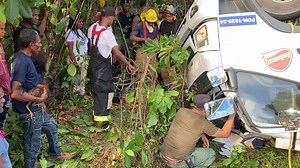 Conductor del camión de la compañía Induveca se volcó en la comunidad del bombón De Bayaguana el ayudante quedó atrapado dentro del mismo | Noticias Serie 4