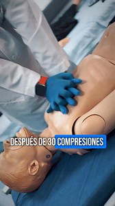 ✨ ¡Saber RCP puede salvar vidas! 🫀 En una emergencia, tus manos pueden hacer la diferencia. En este video te mostramos los pasos clave para realizar RCP y actuar rápido cuando alguien lo necesita. 🚨 La clave está en ti: 1️⃣ Evalúa la situación. 2️⃣ Llama al 123. 3️⃣ Inicia compresiones torácicas hasta que llegue la ayuda. 💪 ¡Conviértete en un héroe cotidiano! Aprende, comparte y salva vidas ❤️ #PrimerosAuxilios #RCP #SalvaVidas | Javeriana Cali