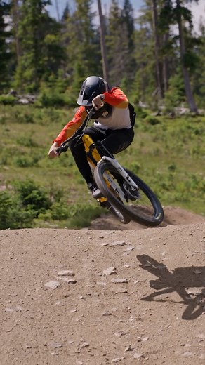 “I love the flex on this handlebar, it gives me so much added confidence.” - PJ Peter Jamison is running the Race Face Turbine R bar and stem on his latest build. With an aggressive riding position and killer strength to weight ratio, this combo really is the alloy answer to all your riding needs 👌 Speak to your local stockist to find out more about the Race Face Performance Products line up 💪 #RaceFace #RideRF #TurbineR #AlloyAnswer #MTB #BikeCheck #SilverfishUK | Silverfish UK
