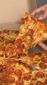 Pizza Chorizo Coca Cola de 2lt a 45 Bs!!😱🍕🤩 #pizza #scz #bolivia #dondecomer | Pizza Grande