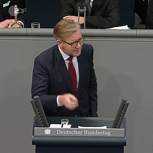 Im Bundestag wird gerade heiß über den Familiennachzug diskutiert. Dietmar Bartsch (Linke) zerlegt den Kompromiss von Union und SPD mit deutlichen Worten: „Dieses Gesetz ist willkürlich, moralisch fragwürdig und unmenschlich.“ | ZDF heute