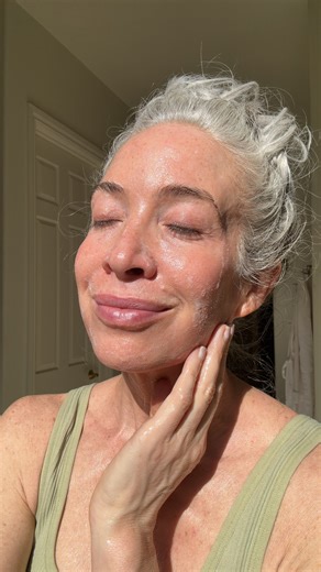 Wash away the day 🫧 Effortlessly remove all traces of makeup, deeply cleanse, and tone with our 2-in-1 Cleanser for skin that feels touchably soft and supple ☁️🩶 #juicebeauty #farmtobeauty #stemcellular | Juice Beauty