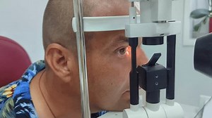 Augenuntersuchung mit spezialisierter Ausrüstung zur Untersuchung: Stockvideos & Filmmaterial (100 % lizenzfrei) 3580235529 | Shutterstock