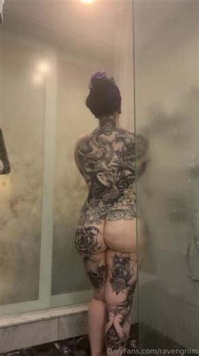Ravengriim teasing and twerking in shower