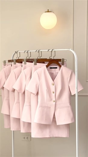 16 reactions | 퐑퐨퐬퐢퐞 퐒퐞퐭 Tối giản nhưng đầy sức hút - set đồ mang đến vẻ đẹp thanh lịch, hiện đại mà không kém phần nữ tính. Một lựa chọn hoàn hảo cho nàng khi muốn đổi mới phong cách mà vẫn giữ được vẻ sang trọng. MOMOCO Store: 294 Bà Triệu, Hà Nội Opening hours: 09:00 AM - 09:00 PM Hotline: 035 789 4346 5154_M3376 | MOMOCO | Facebook